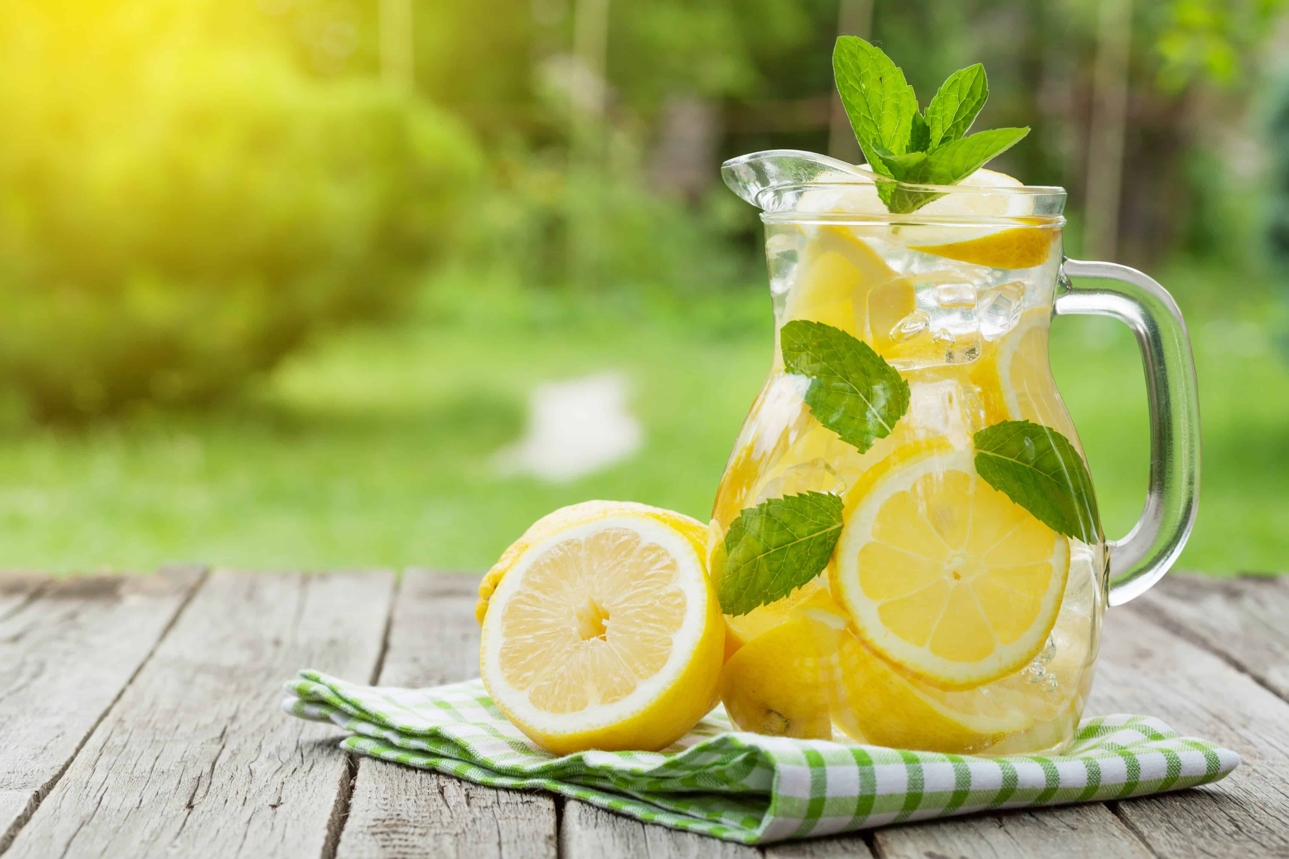 Вода с лимоном и сахаром. Лимонад цитрус мята. Джус напиток лимонад. Лимонад Fresh Lemon. Цитрусы и мята.